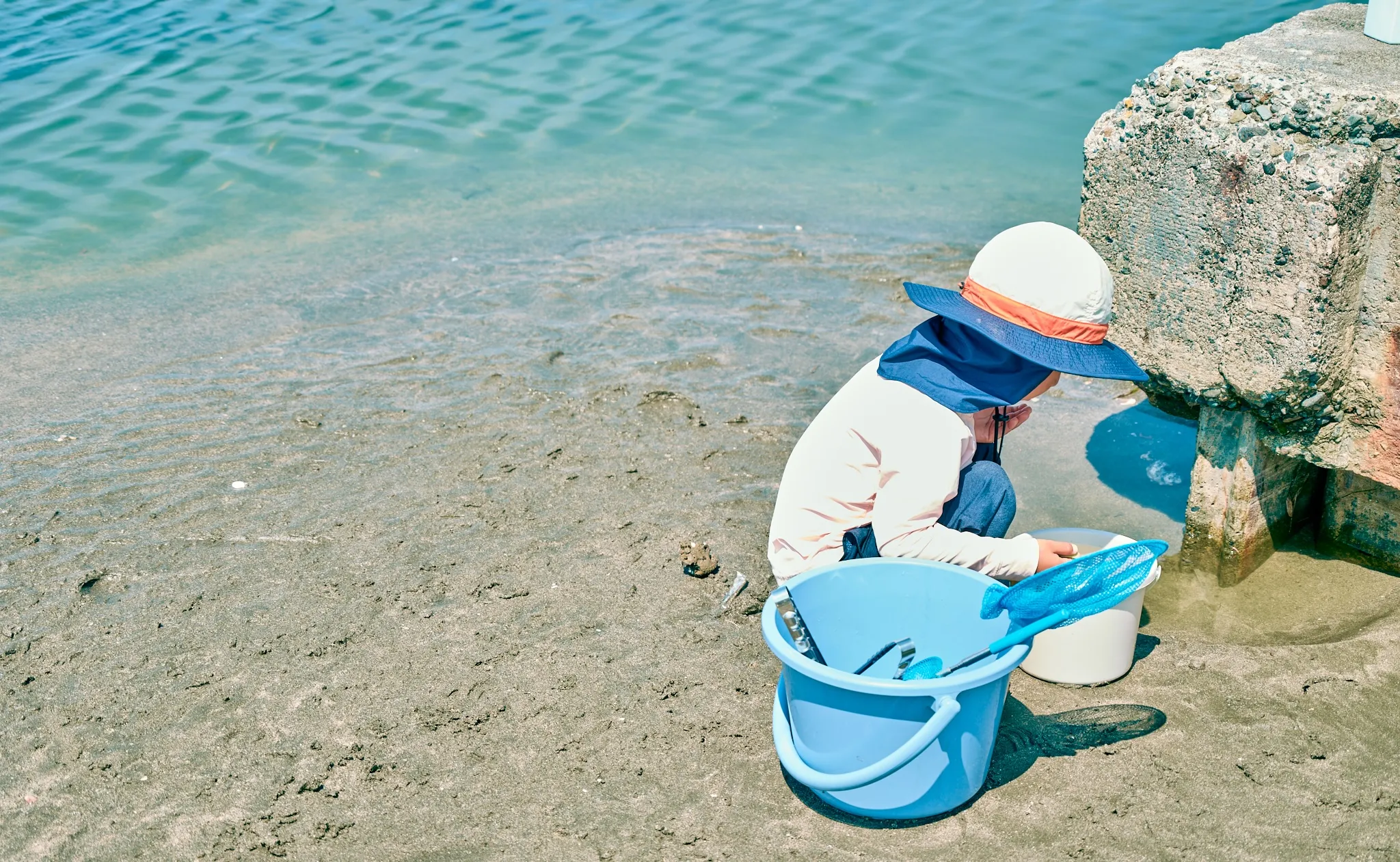 由比ガ浜の自然の中で遊ぶ子どもたち